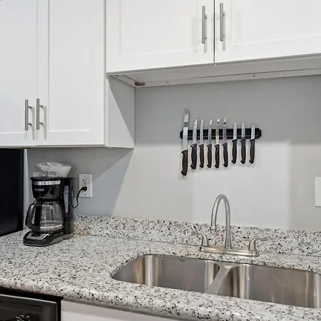 Aparthotel Elegant 1br W Pool & Hot Tub On Frenchmen St 3*