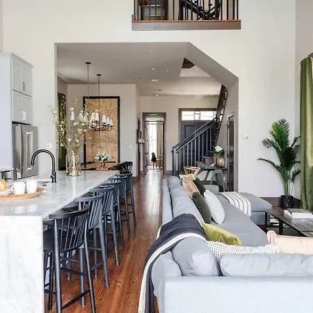 2 Designer Homes 14 Bedrooms Walk To St Charles *