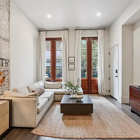 Sleek Historic In The Cbd Apartment *