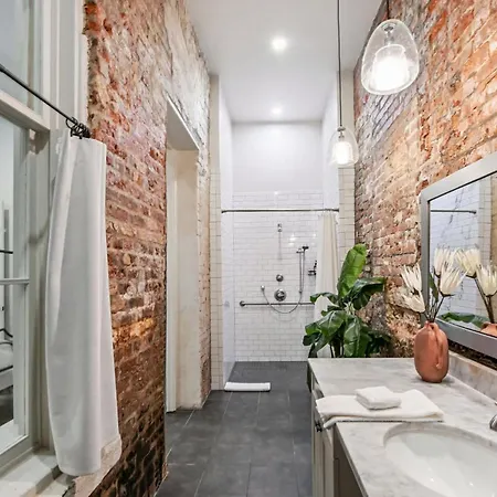 Elegant Renovated Escape Close To French Quarter Apartment