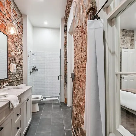 Sleek Historic In The Cbd Apartment *