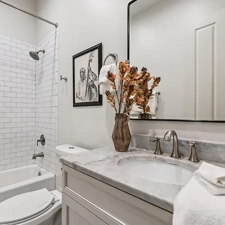 Apartment Sleek Historic In The Cbd *