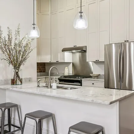 Chic Renovated Fq-casino Apartment
