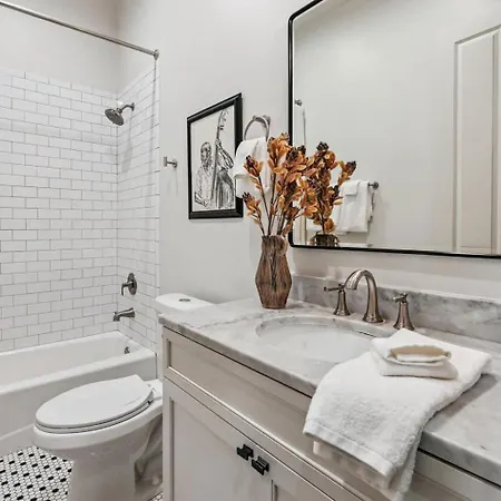 Mega 4 Near French Quarter 8br 8ba Apartment *