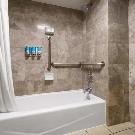 Drury Plaza Hotel 4*