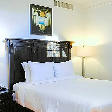 Royal Frenchmen And Bar 4*