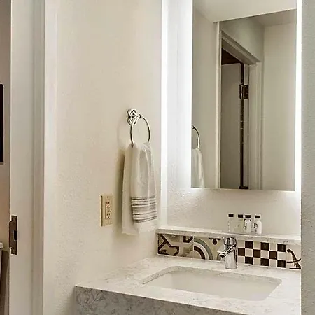 Hotel St Charles Coach House, An Ascend Collection 5*