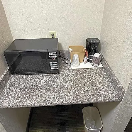 Quality I-10 East Hotel 3*
