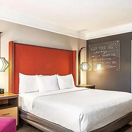 Hotel La Quinta & By Wyndham Downtown