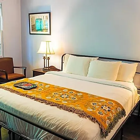 Historic Mardi Gras Hotel