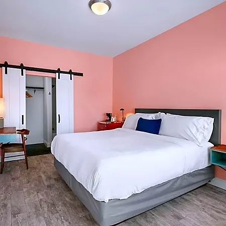 The Iris Hotel *