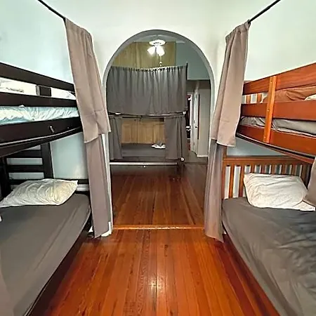 Madame Isabelle's House Hostel *