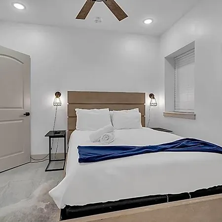 Hotel Sleeps 24-spacious Near Fq W Pool New Orleans