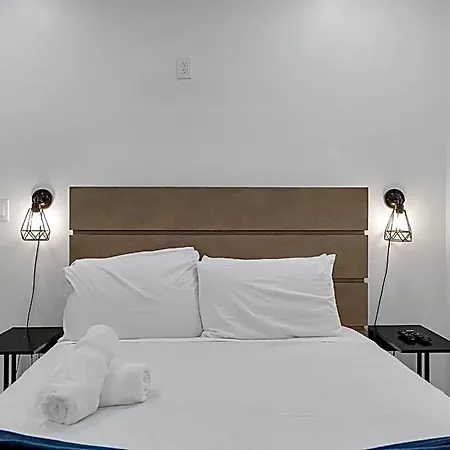 Hotel Sleeps 24-spacious Near Fq W Pool