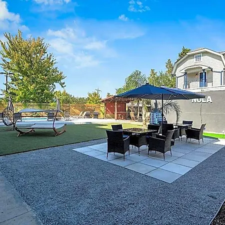 Hotel Sleeps 24-spacious Near Fq W Pool