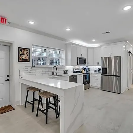 Sleeps 24-spacious Near Fq W Pool *