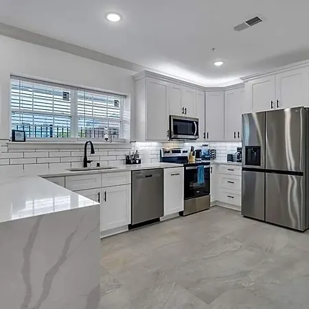 Sleeps 24-spacious Near Fq W Pool New Orleans
