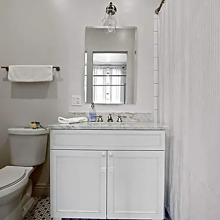Group-friendly Near Bourbon Street * New Orleans