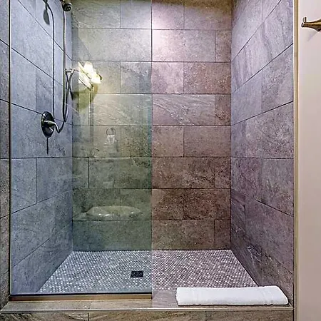 Spacious 4br Luxury Steps To French Quarter Aparthotel