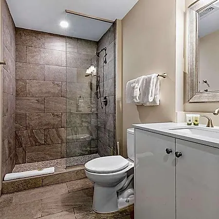 Spacious 4br Luxury Steps To French Quarter Aparthotel 4*