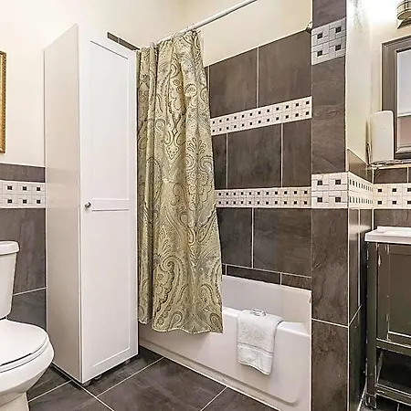 Modern, Spacious With Luxury Amenities 3* New Orleans