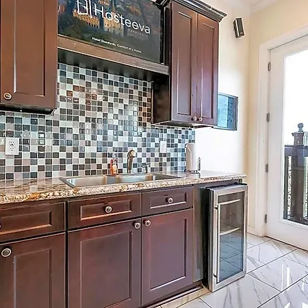 Modern, Spacious With Luxury Amenities New Orleans