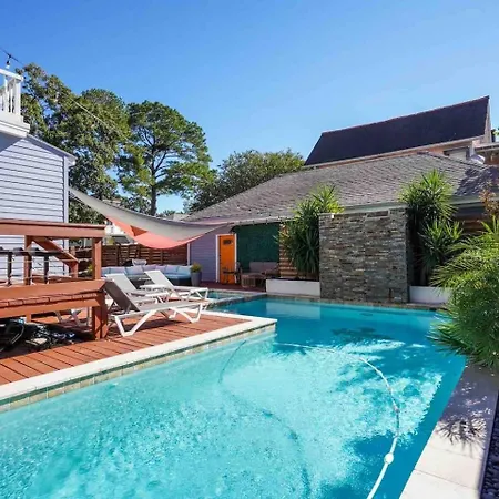 Grand Craftsman Style Heated Pool Holiday home New Orleans