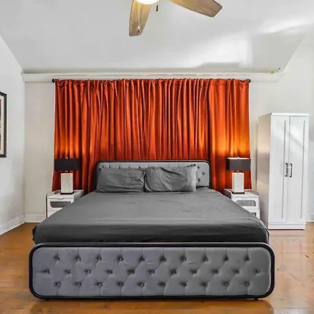 Grand Craftsman Style Heated Pool Holiday home New Orleans