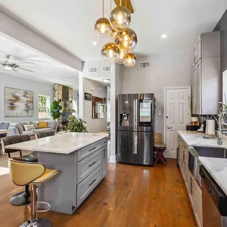 Grand Craftsman Style Heated Pool Holiday home New Orleans