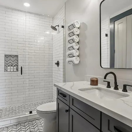 14br Downtown Combo & Shared Seasonal Pool Holiday home *