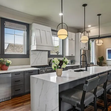 Luxe 19br Combo & Private Backyard With Pool Holiday home New Orleans