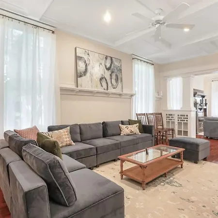 Classy Upscale Perfect Uptown Location Holiday home *
