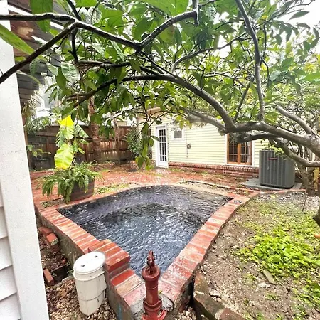 A Courtyard Garden Retreat With Splash Pool Holiday home New Orleans