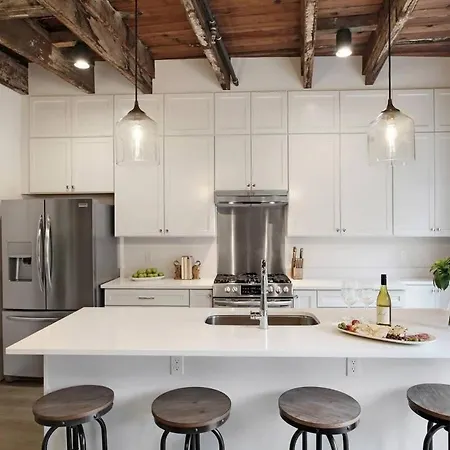 Luxe 8br Cbd Duplex Private Courtyard