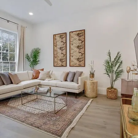 Luxe 8br Cbd Duplex Private Courtyard