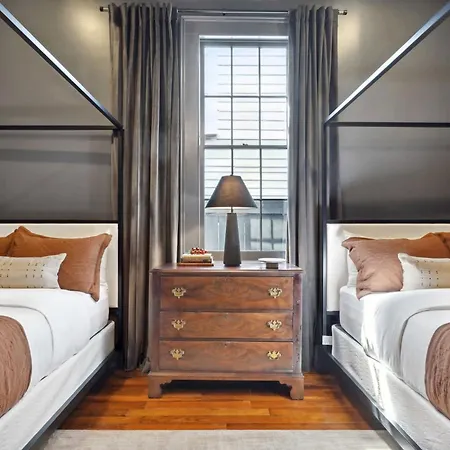Grand 10br Nola Retreat Dual Heated Pools & Spas Holiday home New Orleans
