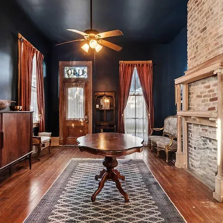 Historic Steps From French Quarter Bed & Breakfast