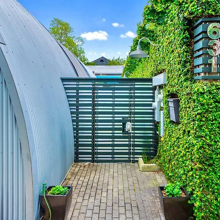 Private Pool - Massive Game & Living-dining Space - The Moon Bywater Holiday home *