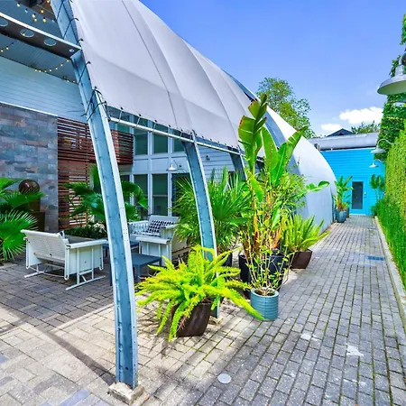 Private Pool - Massive Game & Living-dining Space - The Moon Bywater