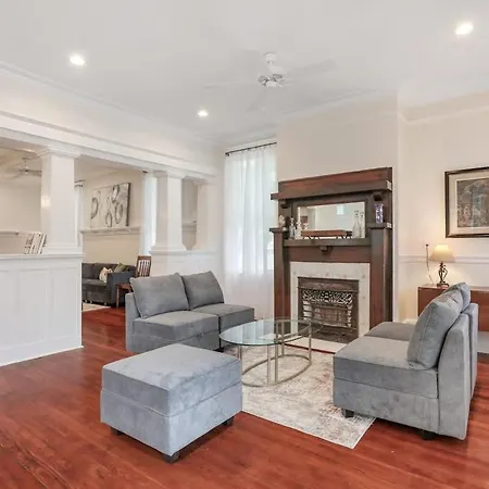 Classy Upscale Perfect Uptown Location