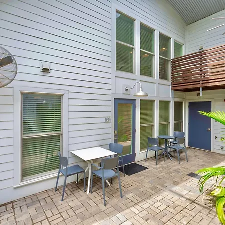 Private Pool - Massive Game & Living-dining Space - The Moon Bywater