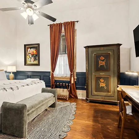 Historic 1840s 2 Min Steps From French Quarter 9br 7ba Bed & Breakfast
