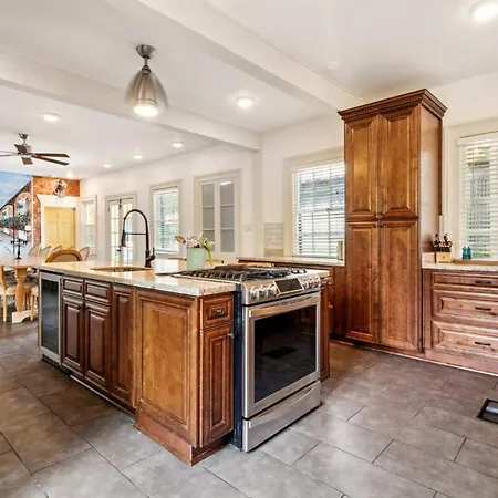 Villa Opulent Historic W Heated Pool 5br 6ba New Orleans