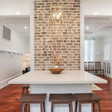 Classy Upscale Perfect Uptown Location