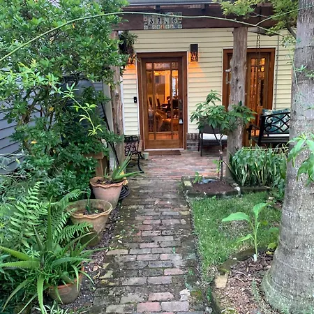 Holiday home A Courtyard Garden Retreat With Splash Pool *