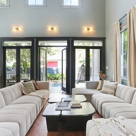Grand 10br Nola Retreat Dual Heated Pools & Spas Holiday home New Orleans