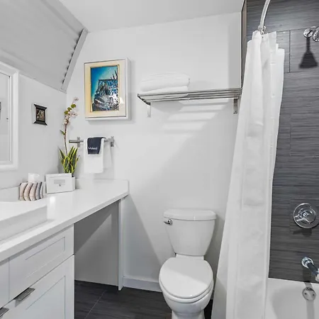 Private Pool - Massive Game & Living-dining Space - The Moon Bywater