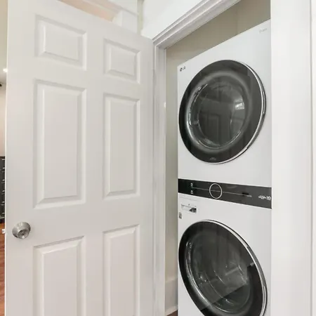 Classy Upscale Perfect Uptown Location Holiday home