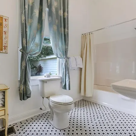 Prime Uptown With Backyard And Ev Parking * New Orleans