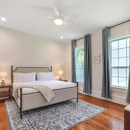 Holiday home Classy Upscale Perfect Uptown Location